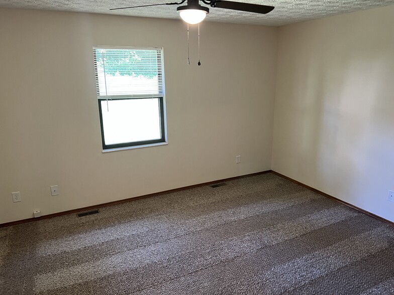 Building Photo - 709 Oak Trl