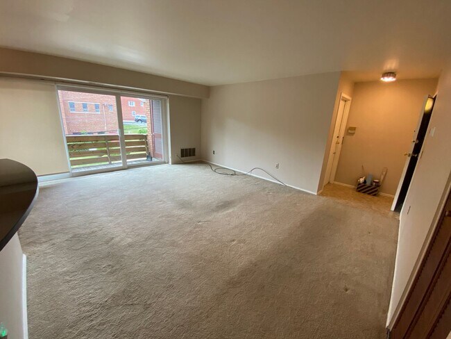 Building Photo - 2 Bedroom Condo with Balcony in a Quiet Building!
