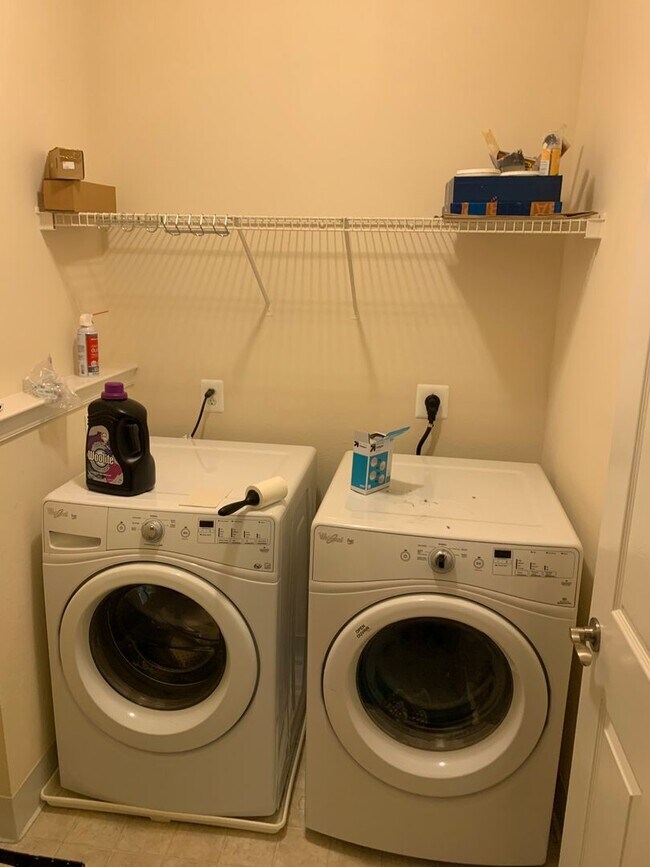 Building Photo - Luxury 1 bedroom 1 bath condo with great amenities