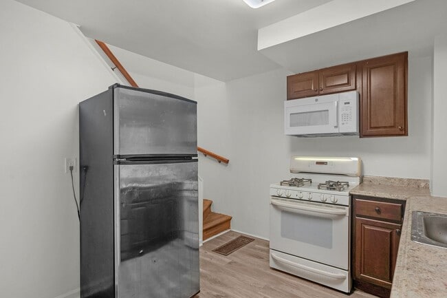 Building Photo - 2 Bedroom End Unit Accepting Voucher and Market Tenants