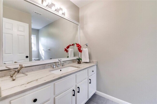 Building Photo - 609 Upson St