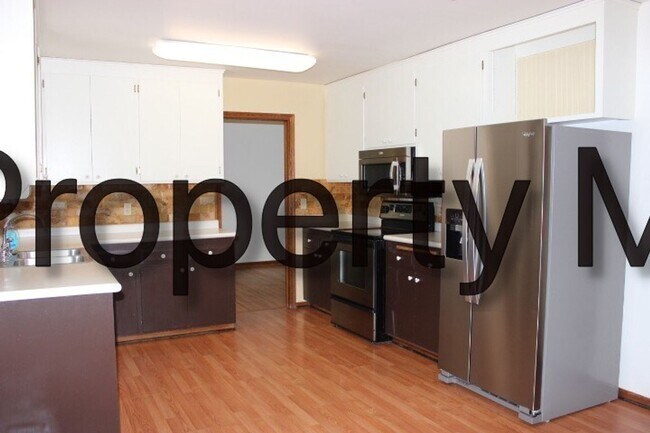 Building Photo - Edina Single Family Home, Hardwood Floors,...
