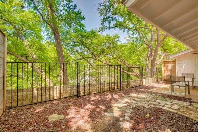 Building Photo - 2300 Trailside Dr