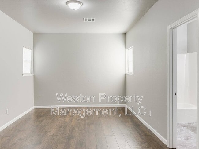 Building Photo - 721 N Louisa Ave