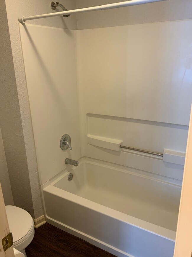 Building Photo - 424-424 Eisenhower St