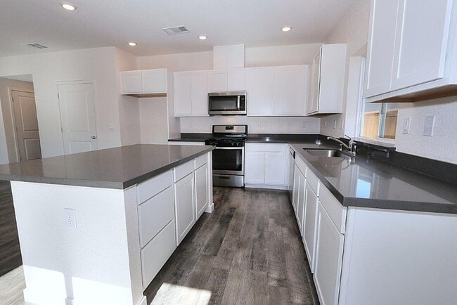 Building Photo - Beautiful Lincoln Home Available in May!