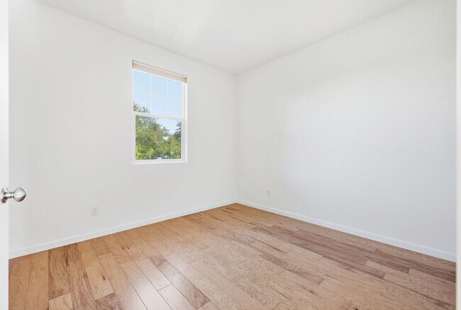 Building Photo - Impeccable 3 bedroom house in Davis Mace Ranch