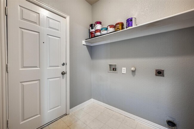 Building Photo - 9801 Cedarcrest Dr