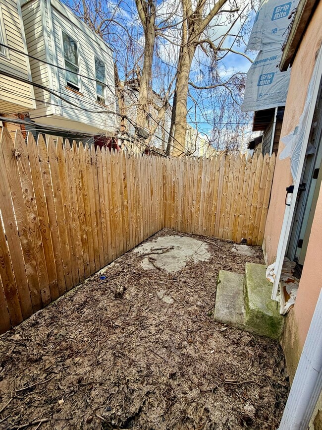 Building Photo - 1531 W Tucker St