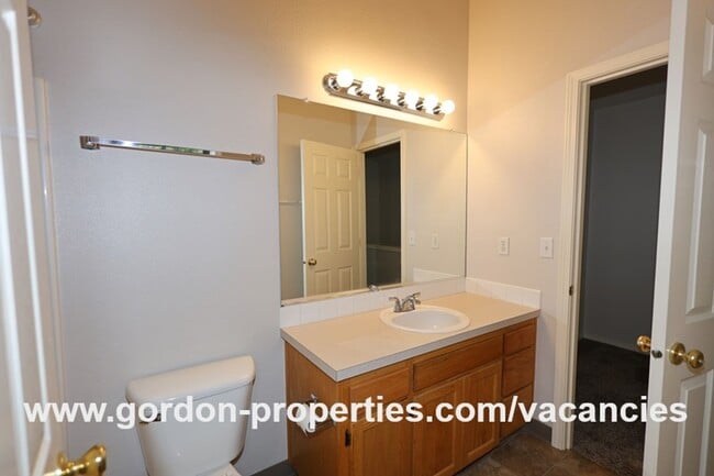 Building Photo - NE Halsey St - Gresham 2 bedroom townhouse with den/office