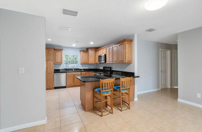 Building Photo - 2057 NE Ridge Ave