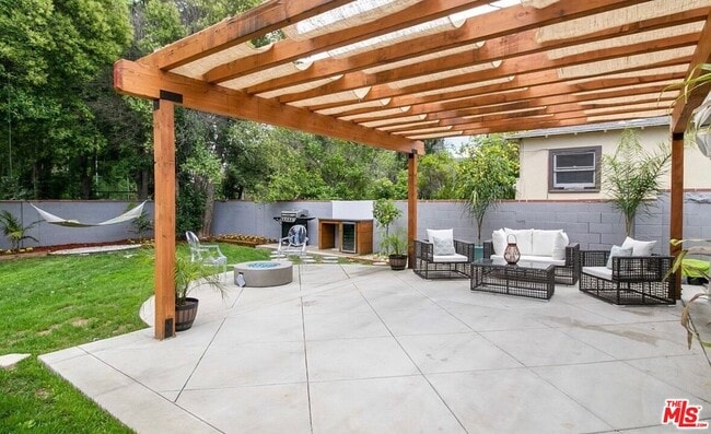 Building Photo - 6046 Fallbrook Ave