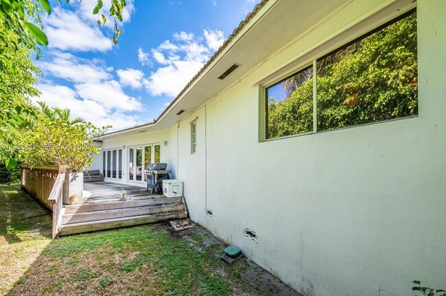 Building Photo - 9520 E Broadview Dr