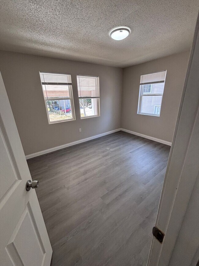 Building Photo - Newly Renovated 2 Bed 1.5 Bath