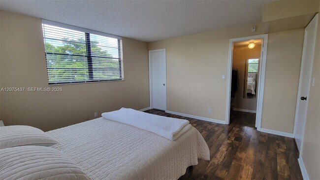 Building Photo - 2410 Deer Creek Country Club Blvd