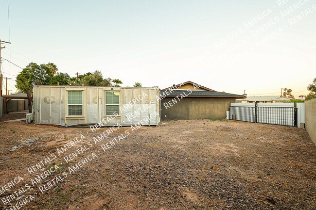 Building Photo - 1424 N Gene Ave