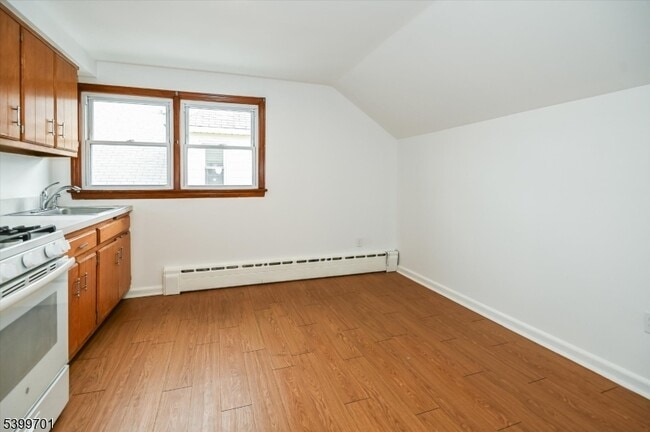 Building Photo - 13 Knapp Ave