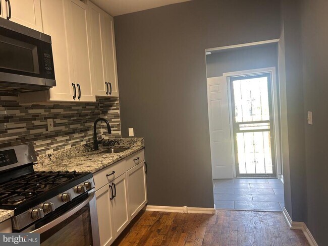 Building Photo - 1516 N Mount St