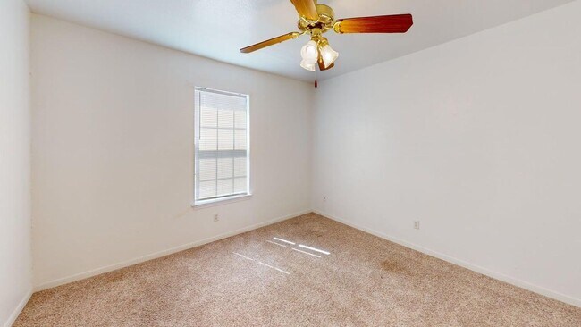 Building Photo - 204 W Truman Ave