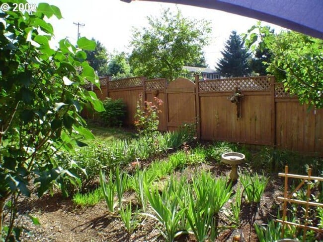 Building Photo - Stunning Remodeled Home with Office, A/C, Fenced Yard & Flexible Living Space!