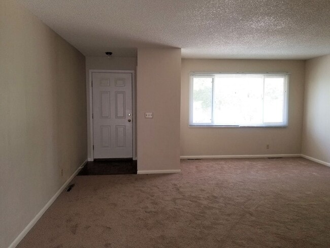 Building Photo - r332