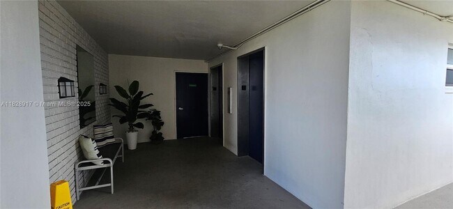 Building Photo - 1175 NE Miami Gardens Dr