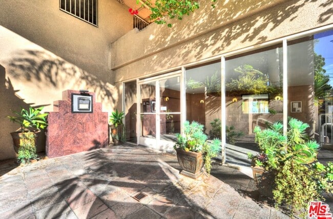 Building Photo - 2222 Beachwood Dr