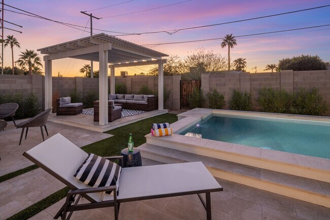 Building Photo - COMING SOON! Fully Furnished 3 Bedroom 3 Bathroom Home in Old Town Scottsdale