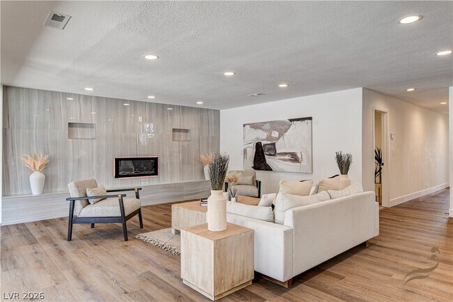 Building Photo - 2685 S Tenaya Way