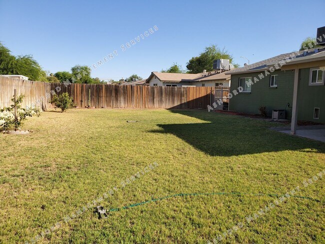 Building Photo - 3 BEDROOM HOME WITH HUGE BACKYARD/GARDEN AREA