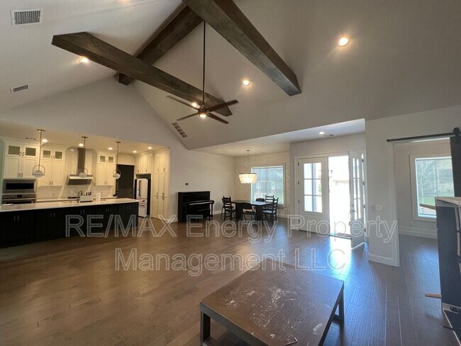 Building Photo - 440 St Claire Dr