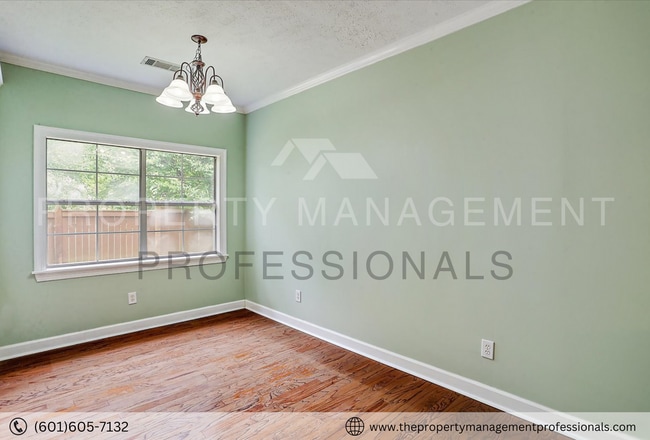 Building Photo - Cute, Comfortable and Convenient!