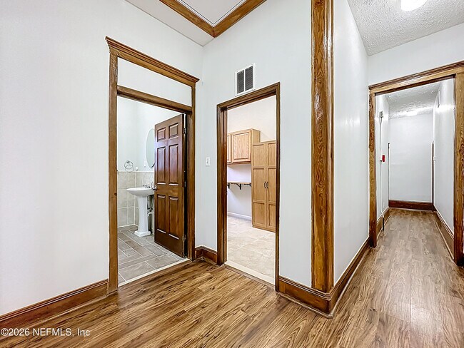 Building Photo - 138 E Duval St