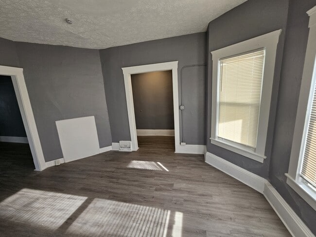 Building Photo - 2810 Woodbridge Ave