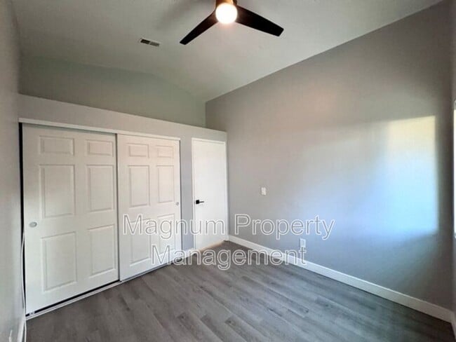 Building Photo - 45627 Clubhouse Dr