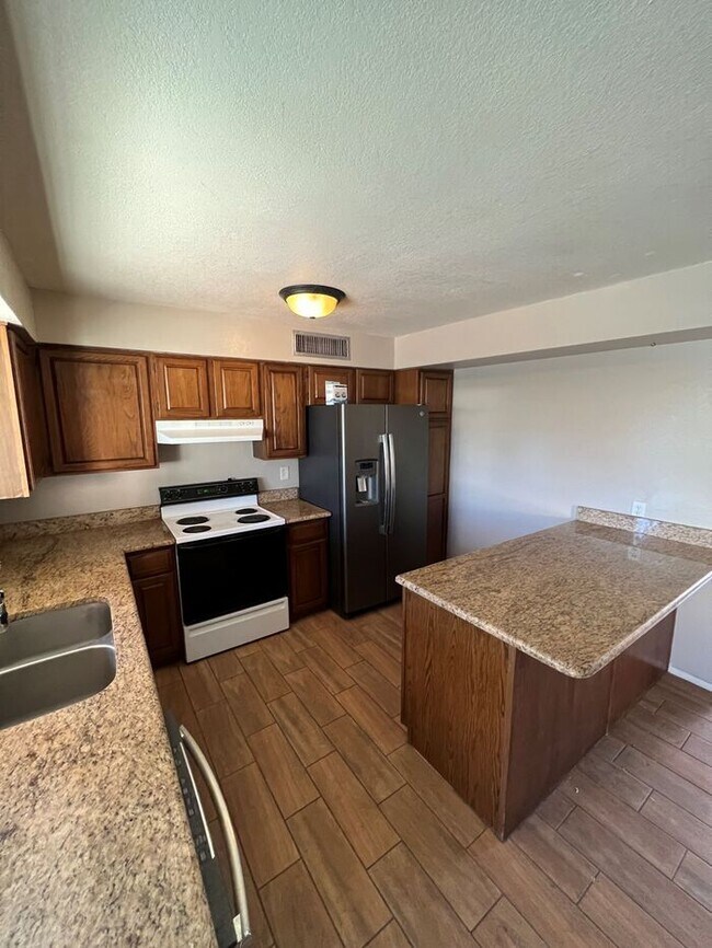 Building Photo - HOUSE FORE RENT