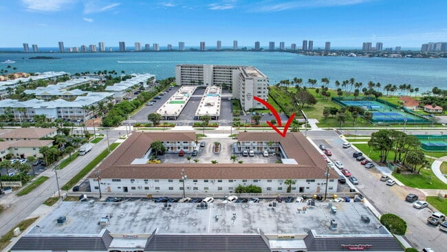 Building Photo - 810 Lake Shore Dr