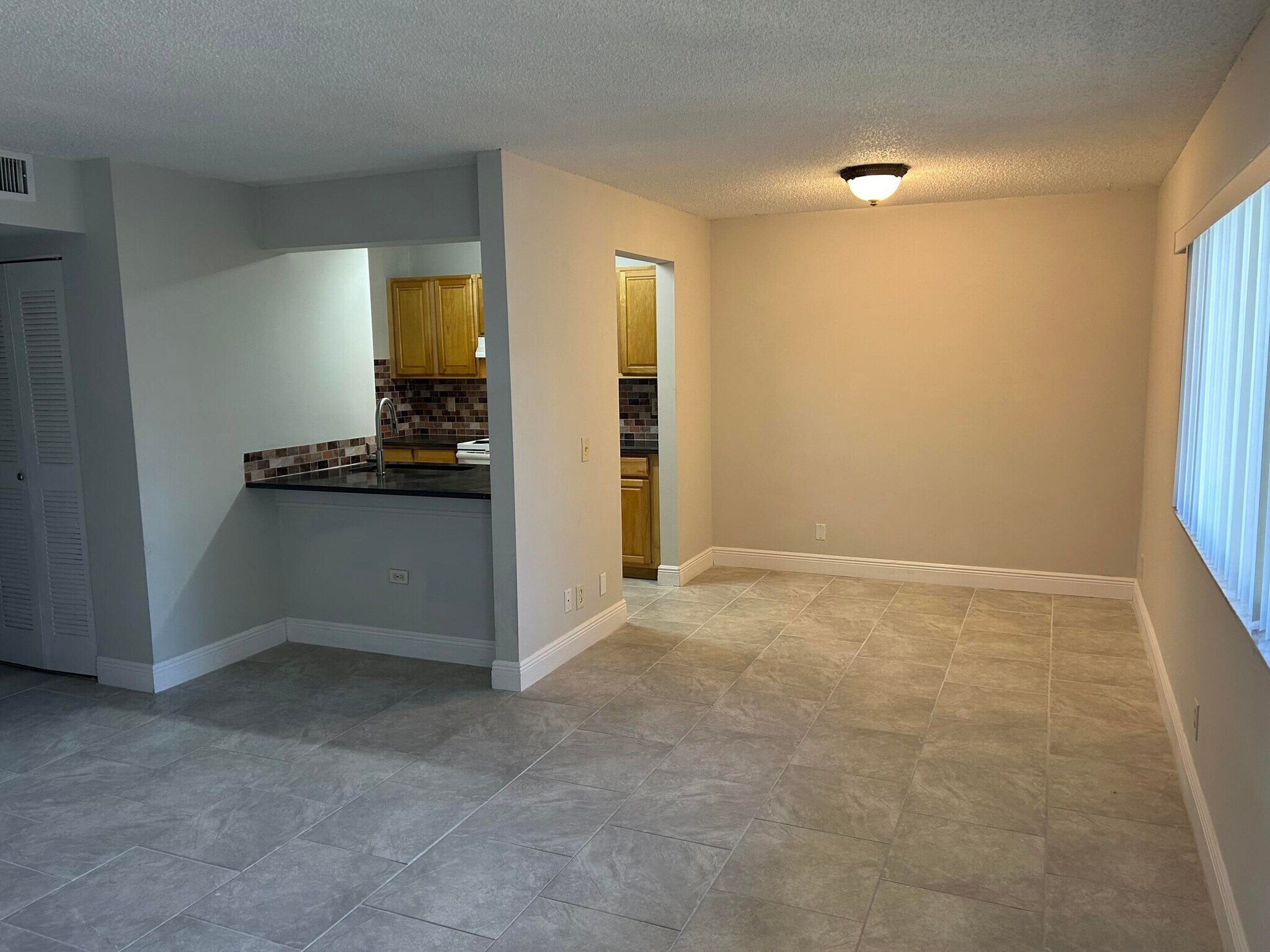 Building Photo - 813 Meadows Cir