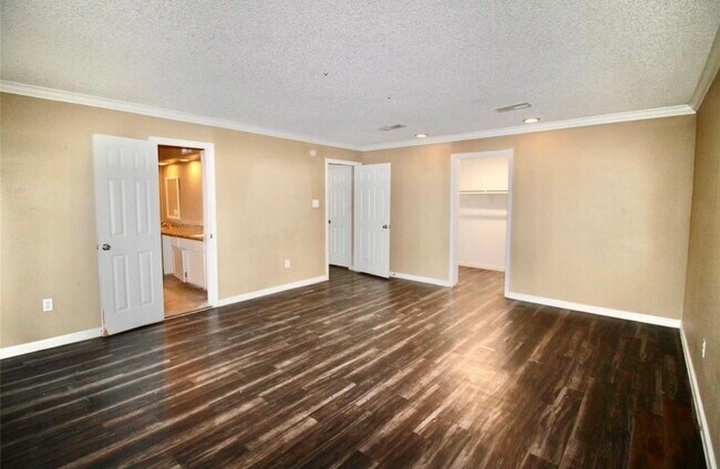 Building Photo - 4701 Spring Ln
