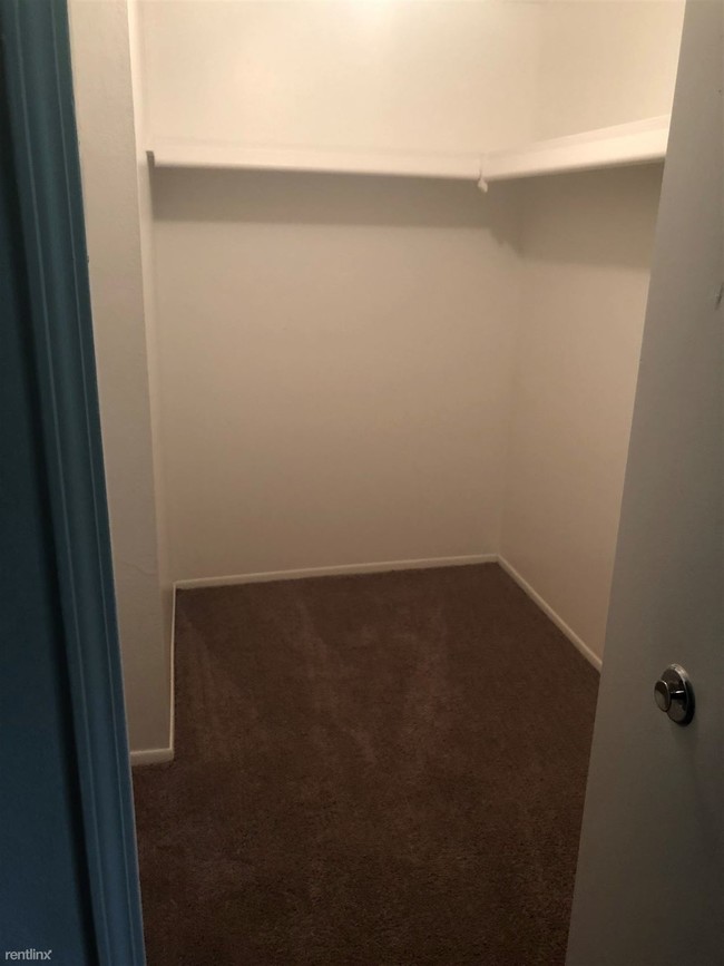 Building Photo - 1 br, 1 bath Apartment - 801 Green Rd Apt 421