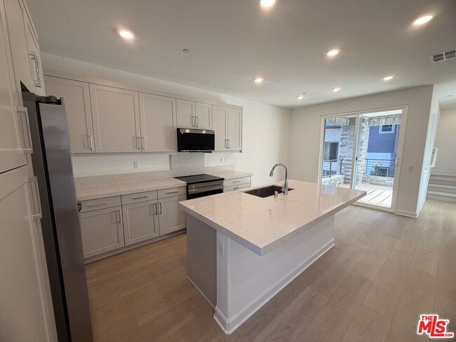 Building Photo - 240 Abacus Ave