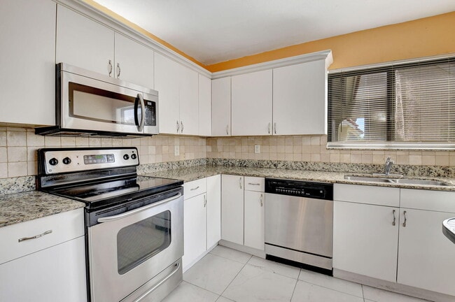 Building Photo - 5715 Fairway Park Dr