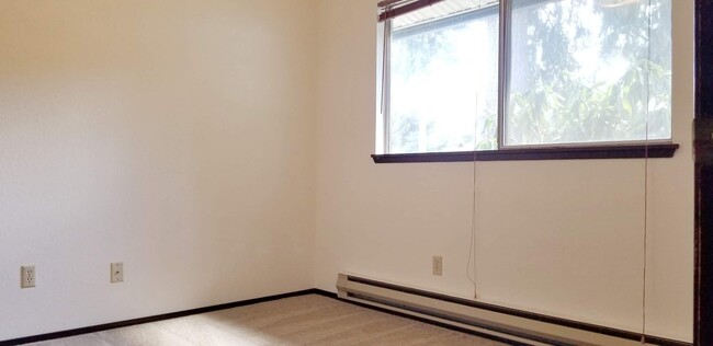Building Photo - Move in ready - 2 bedroom 1 bath - No pets