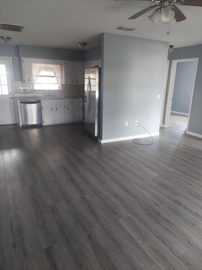 Building Photo - 5510 W Hesse Ct