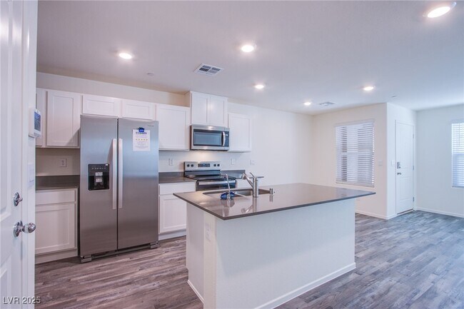 Building Photo - 4949 Fern Mesa Ave