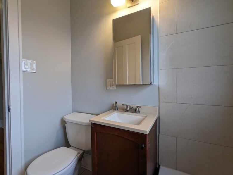 Building Photo - 4735 N Hermitage Ave