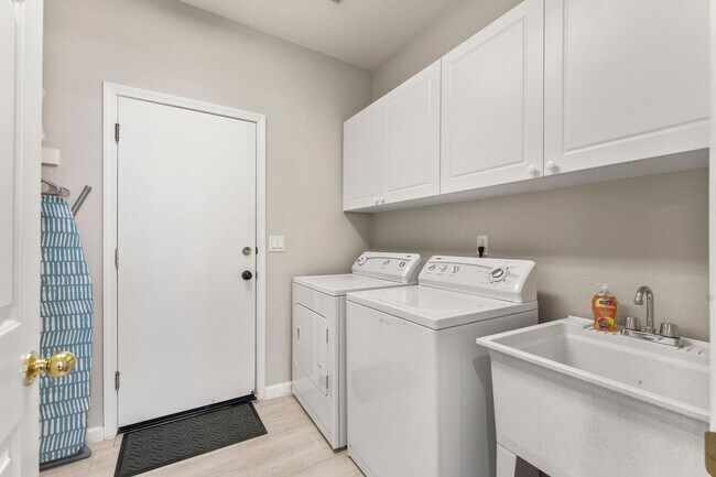Building Photo - Effortless Living Starts Here — Just Bring Your Suitcase and Step Into Comfort