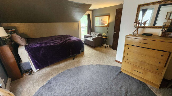 Building Photo - 4+ Bedroom Home Near Local Schools and Par...