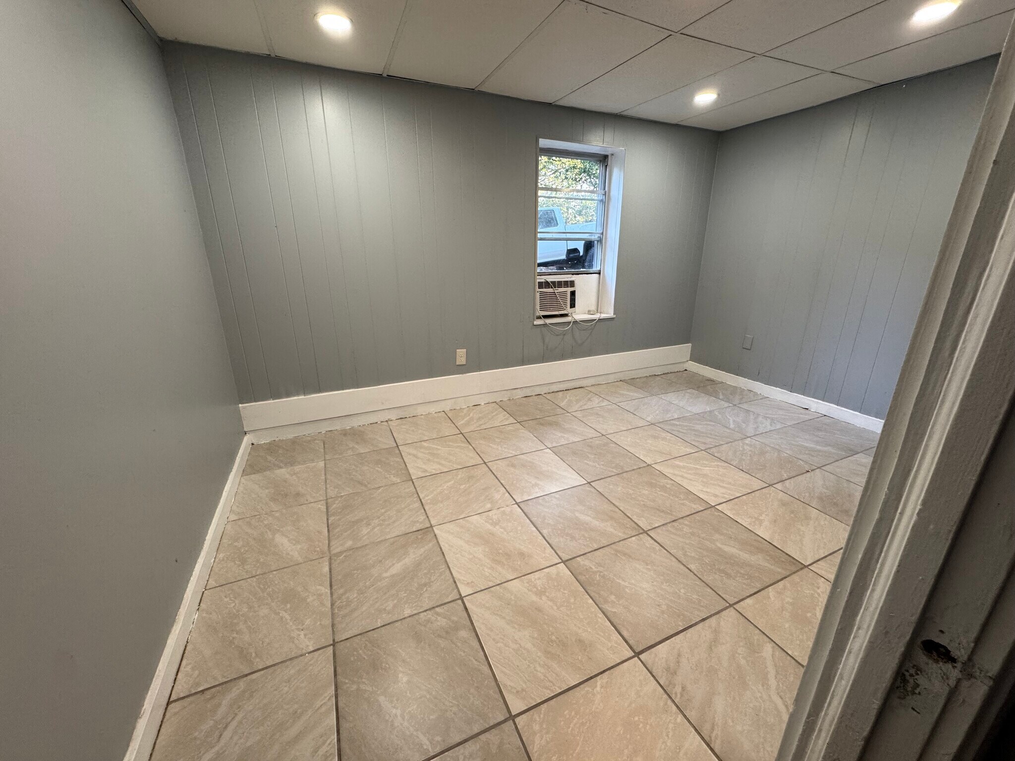Building Photo - 1112 Riverside Ter