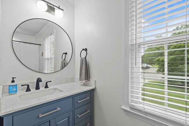 Building Photo - Gorgeous 3 Bedroom Traditional Home Locate...